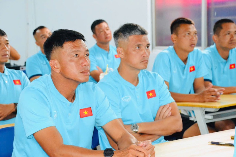 Huan luyen vien Le Cong Vinh Be mac khoa hoc huan luyen vien chung chi ‘B’ AFC/VFF 2025