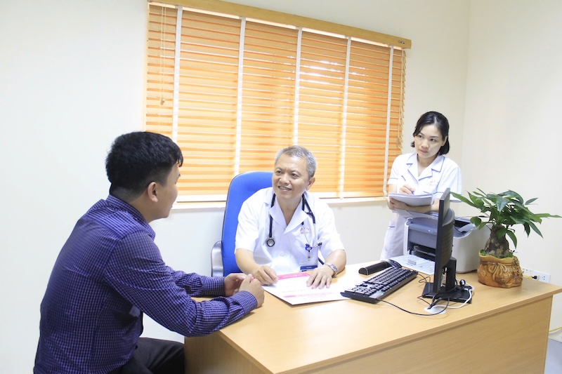 GS Le Ngoc Thanh tham kham cho benh nhan. Anh: Thanh Xuan