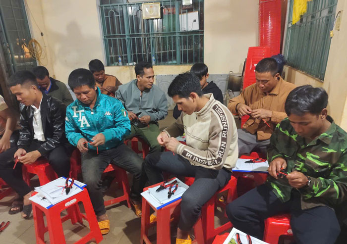 Ia Phiコミューンの労働者グループが電気工学の学習に参加しています。写真:Phong Lan