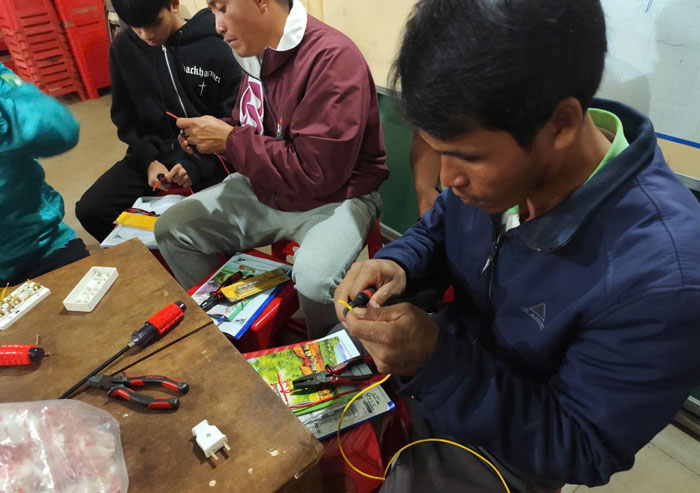 Hoc vien thuc hanh dau noi day dien. Anh: Phong Lan 