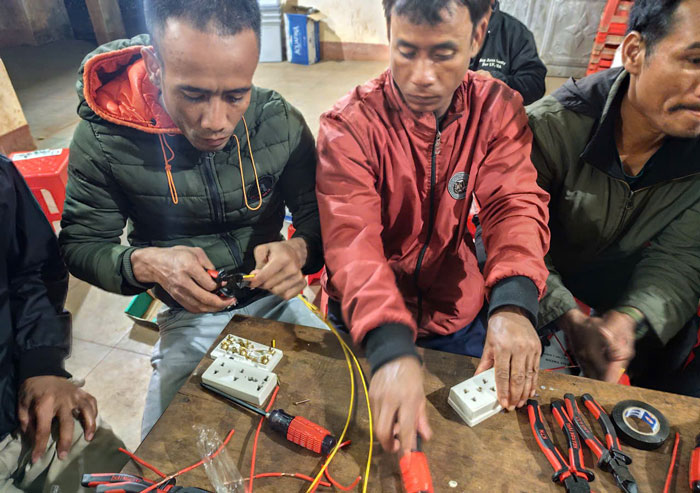 Nghe dien se mo loi tuong lai cho nhieu lao dong co hoan canh kho khan. Anh: Phong Lan