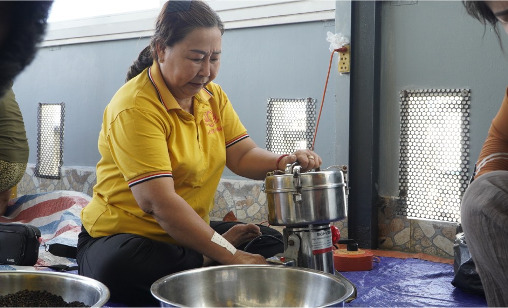 Ba Dinh Thi Thanh Thuy to chuc cho moi nguoi lam muoi tieu dong hop gui cung cac nhu yeu pham khac. Anh: Nguyen Anh