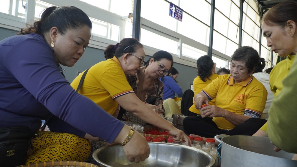 Nhieu nguoi huong ung tham gia van dong, ho tro, ung ho cho dong bao mien Trung bi thien tai. Anh: Nguyen Anh
