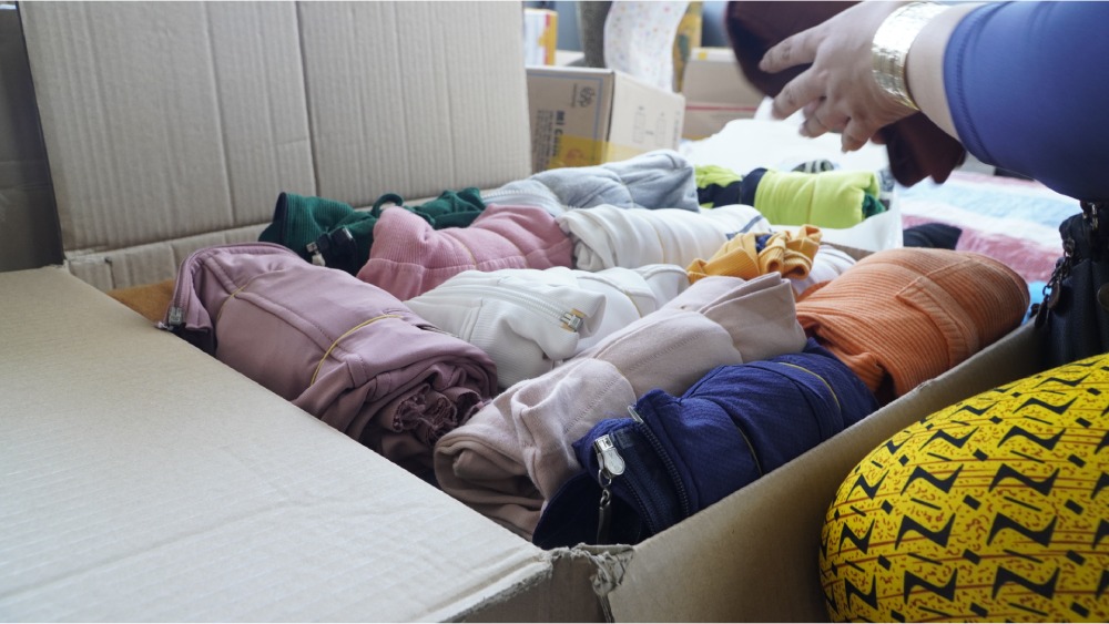 Xep gon gang tung chiec ao am dong thung gui den dong bao bi lu lut. Anh: Nguyen Anh