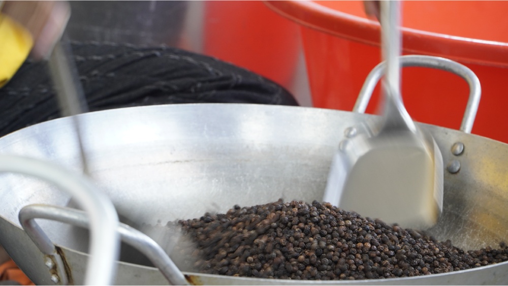 Nhung hat tieu am nong nhu tinh cam yeu thuong am ap cua nguoi dan dao ngoc danh cho dong bao mien Trung. Anh: Nguyen Anh