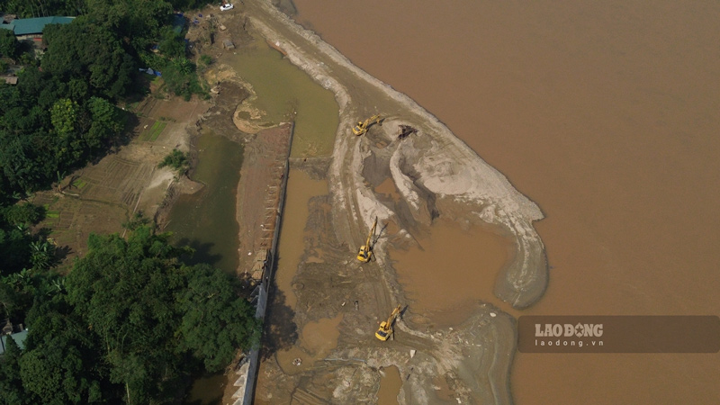 Nhieu may xuc duoc huy dong de day nhanh tien do thi cong. Anh: Dinh Dai