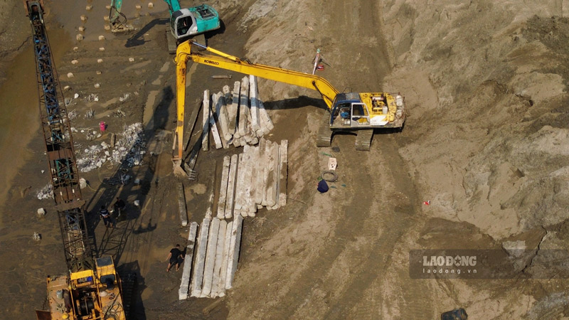 May moc dang dong coc tai cong trinh. Anh: Dinh Dai