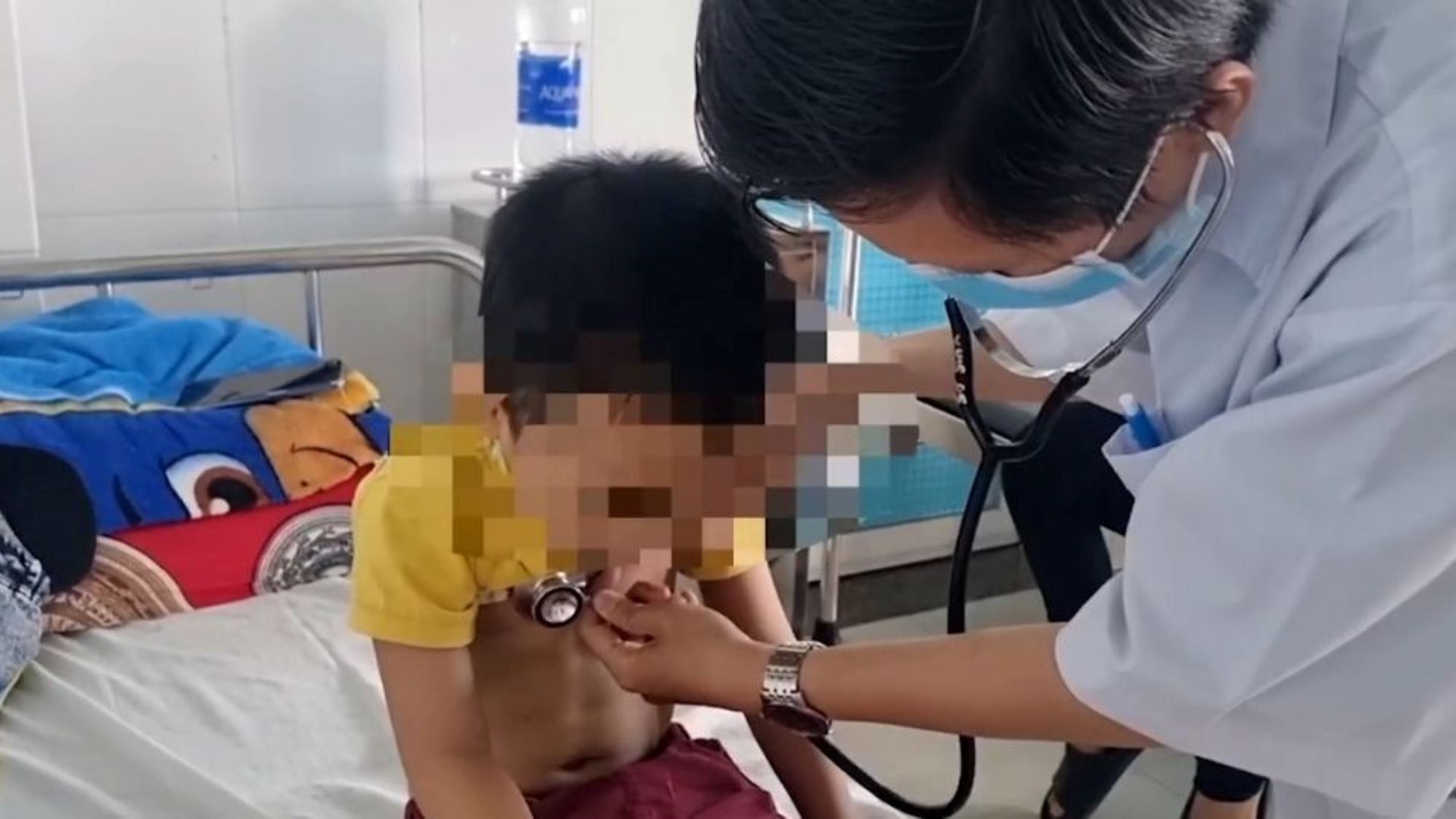 The doctor checks the health of the child with hand, foot and mouth disease, ensuring timely and safe care. Photo: Hoang Loc