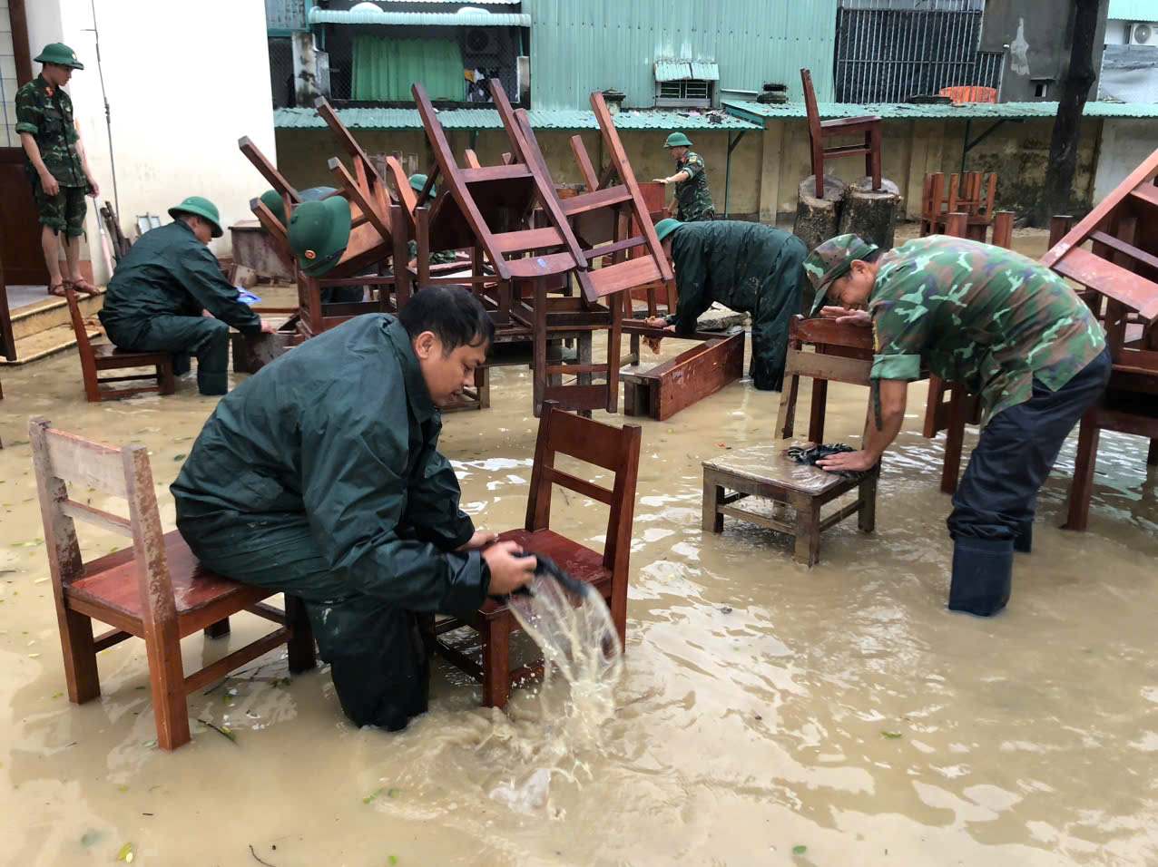 Bo doi co mat khap noi, ben dan va san sang ho tro nhan dan. Anh: Van Vien