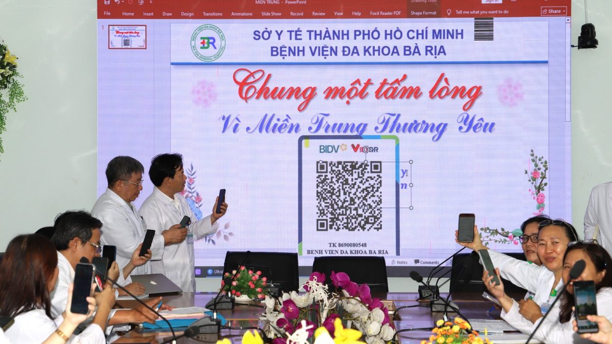 El Hospital General de Ba Ria dona para apoyar a los residentes de la region central afectados por las inundaciones. Foto: BVBR