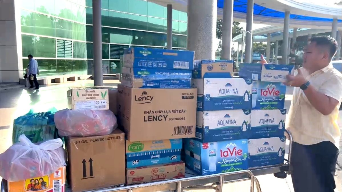 Tap ket nhu yeu pham ung ho nguoi dan dang gap kho khan, thiet hai do mua lu. Anh: BVBR