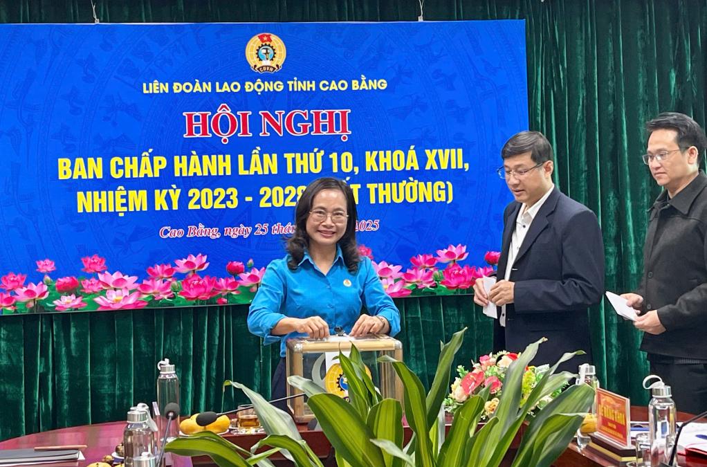 Cac dai bieu bo phieu bau chuc danh Chu tich LDLD tinh Cao Bang. Anh: La Nga