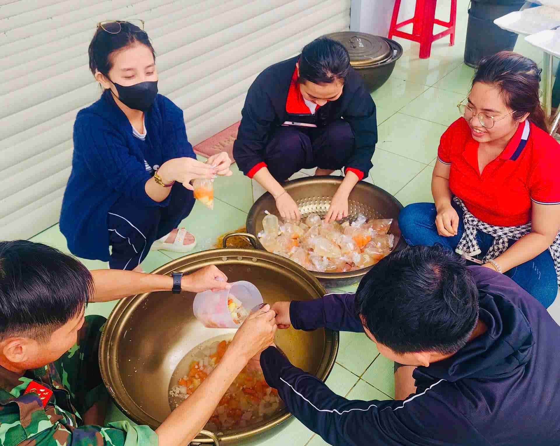 Nhieu giao vien, nhan dan cung bo doi nau com. Anh: Van Vien