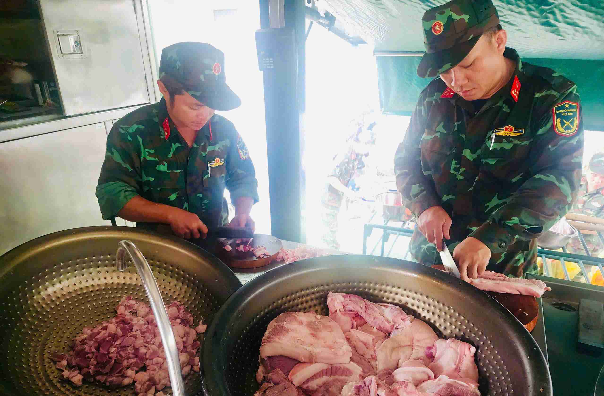 Hinh anh bo doi vao bep nau com cho nhan dan da tro nen quen thuoc trong nhung ngay nay. Anh: Van Vien