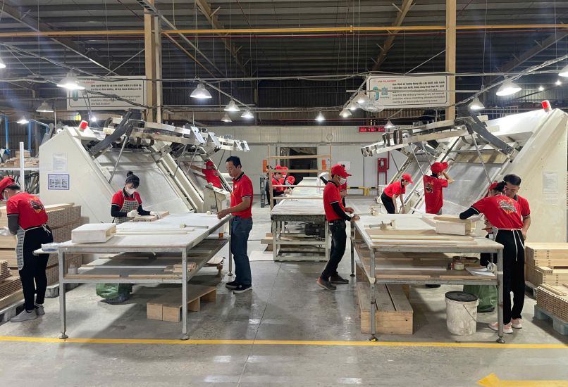 Les travailleurs de Y Asia Door Industry Co., Ltd. se précipitent dans la production. Photo de : Dinh Trong