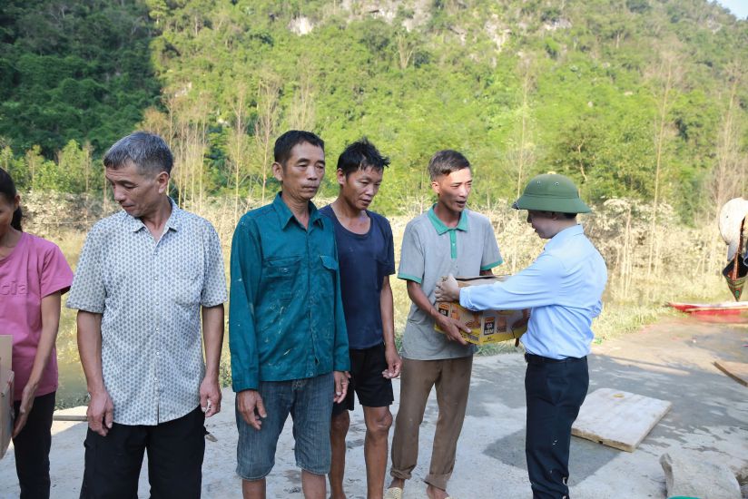 La delegacion de trabajo de la provincia de Lang Son y el Comite del Frente de la Patria Provincial entregan regalos de socorro a los residentes de las zonas inundadas en la aldea de Tien Hau comuna de Nhat Hoa provincia de Lang Son. Foto: Khanh Linh