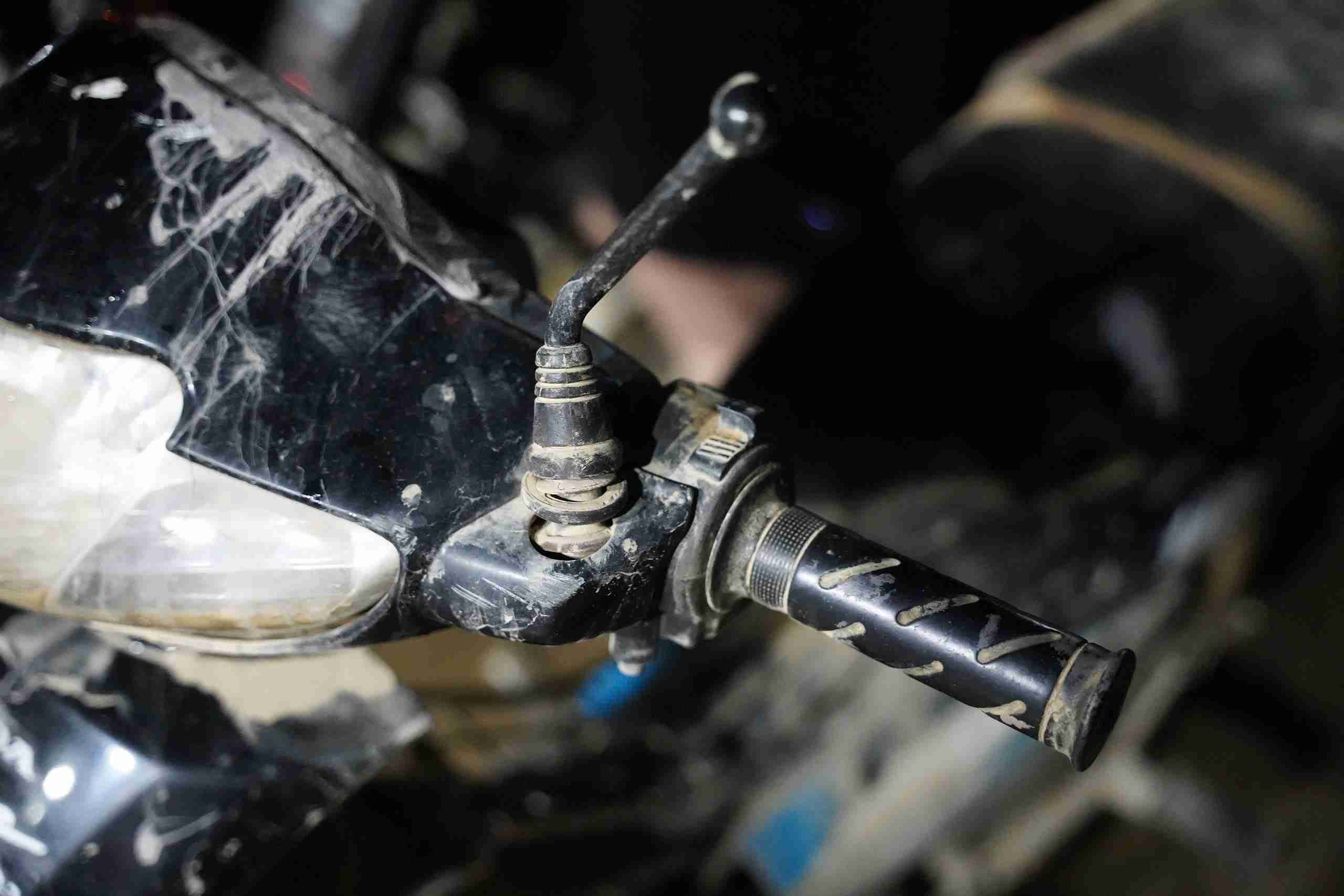 Den toi 24.11, nhieu co so sua chua tai phuong Tay Nha Trang van sang den. Ong Thach – chu mot tiem sua xe – cho biet trong ngay ong nhan 20 xe, buoc phai han che nhan them de tap trung xu ly so xe ton tu truoc.  