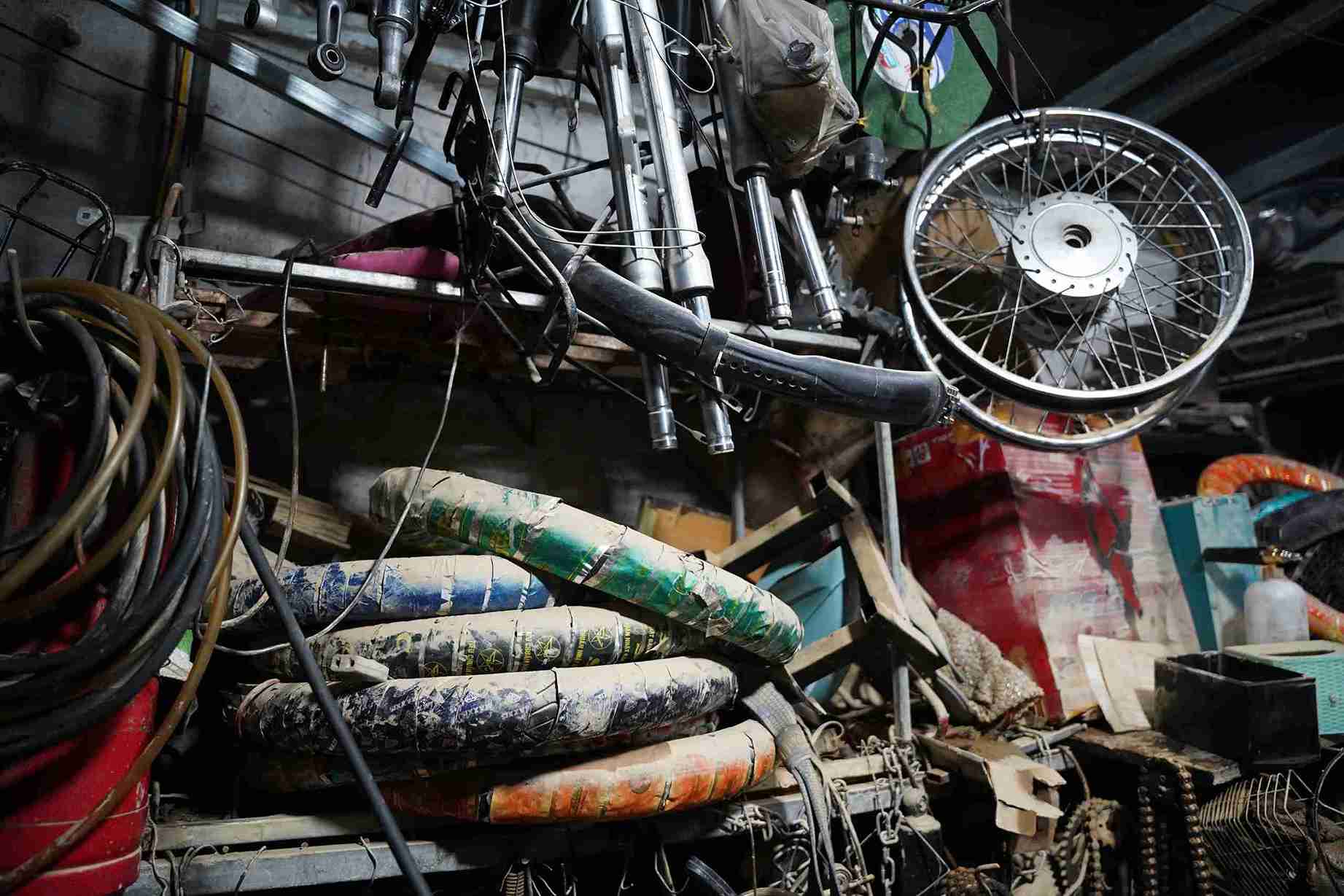 ニャチャンのガレージは、過去の歴史的な洪水の後、バイクや車が深く浸水して過負荷になっています.