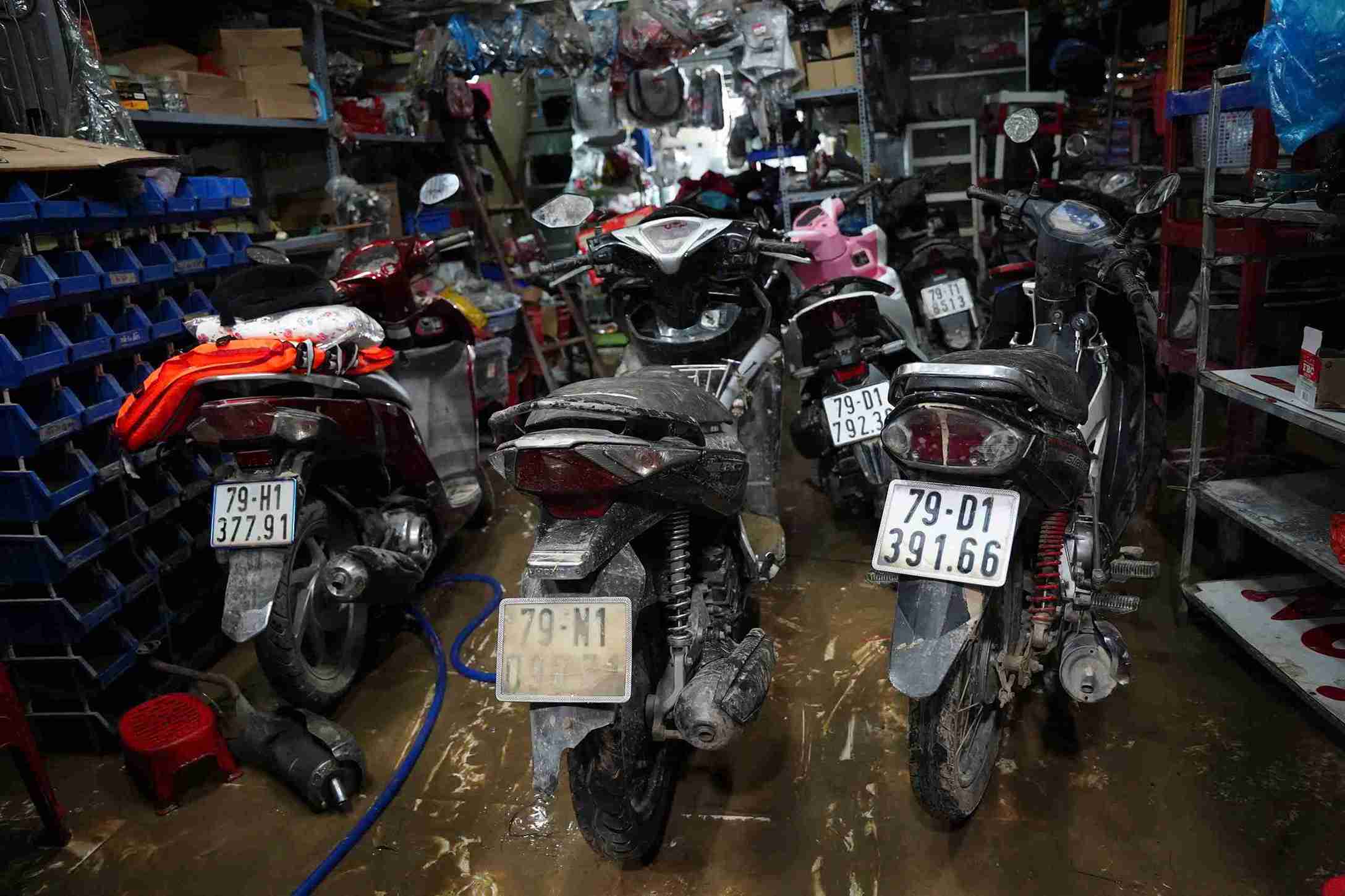 Tai gara xe may cua anh Ngoc Tan cung trong tinh canh tuong tu. Anh Tan cho biet, nhieu xe may thieu linh kien nen phai hen khach 2–3 ngay nua. 