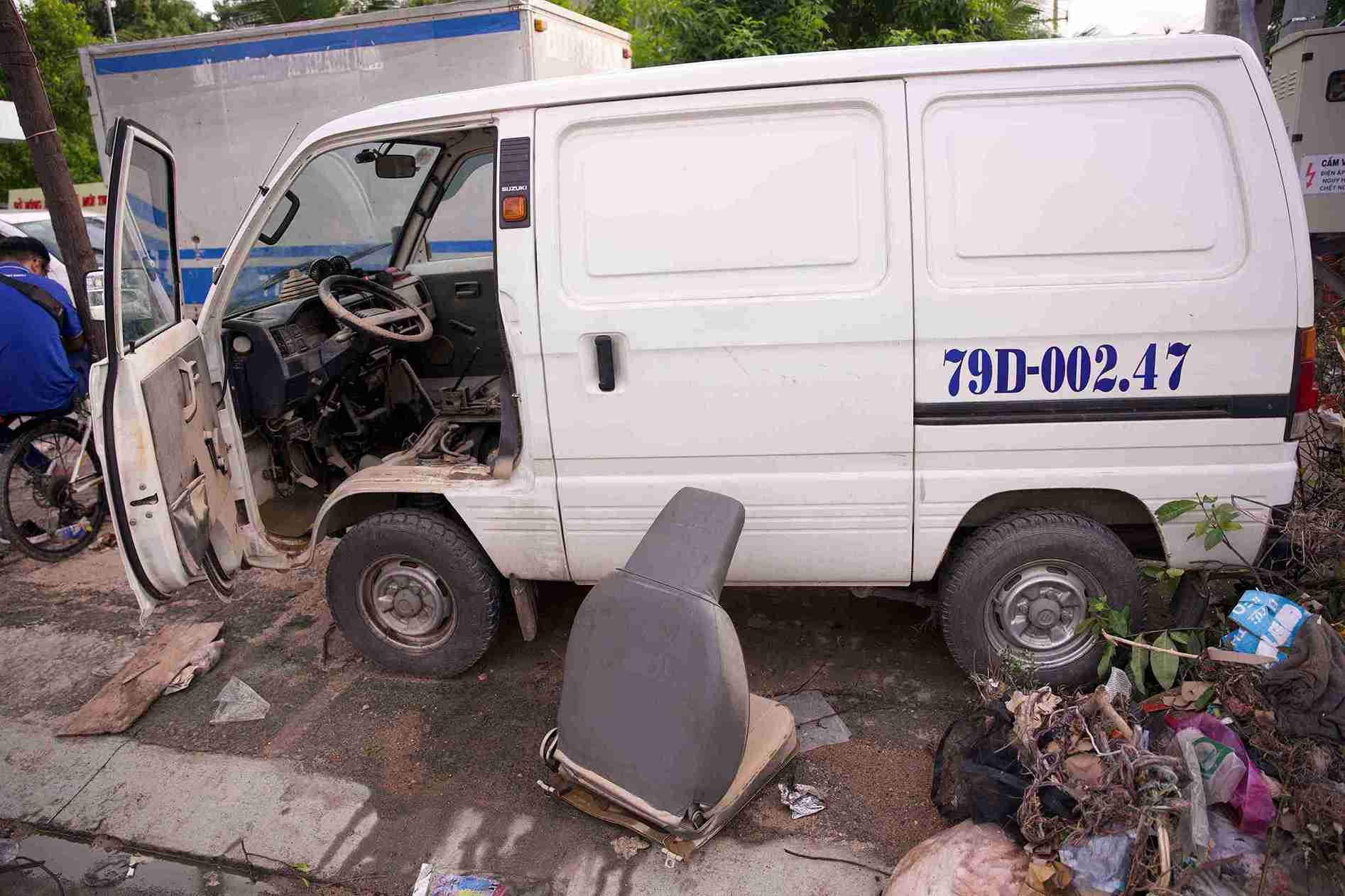Tran mua lon keo dai khien nhieu khu vuc nhu Nha Trang, Dien Khanh, Ninh Hoa… chim trong bien nuoc. Ngoai thiet hai nang ve tai san, hang tram phuong tien bi nuoc nhan chim khien noi that, dong co bam day bun, boc mui am moc, qua trinh ve sinh – thao lap mat nhieu thoi gian. Thong ke buoc dau cho thay dot thien tai khien toan tinh Khanh Hoa thiet hai hon 5.000 ti dong.  