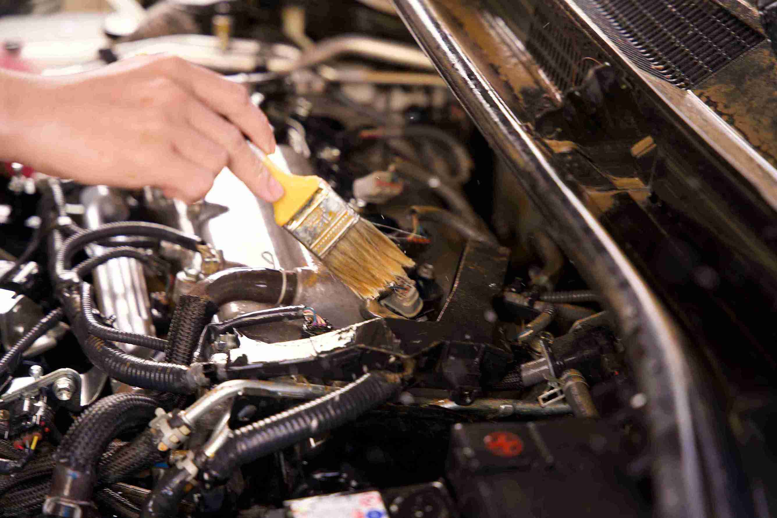 Tren cung tuyen duong, hang tram oto hu hong xep dai cho sua. Anh Van Ngoc (phuong Tay Nha Trang) cho hay chiec xe gan 1 ti dong cua anh da duoc hang kiem tra va chuan bi cau ve xuong. “Ho khong hen ngay tra vi tat ca gara deu qua tai. Co the den sau Tet toi moi nhan lai xe”, anh Ngoc chia se.  