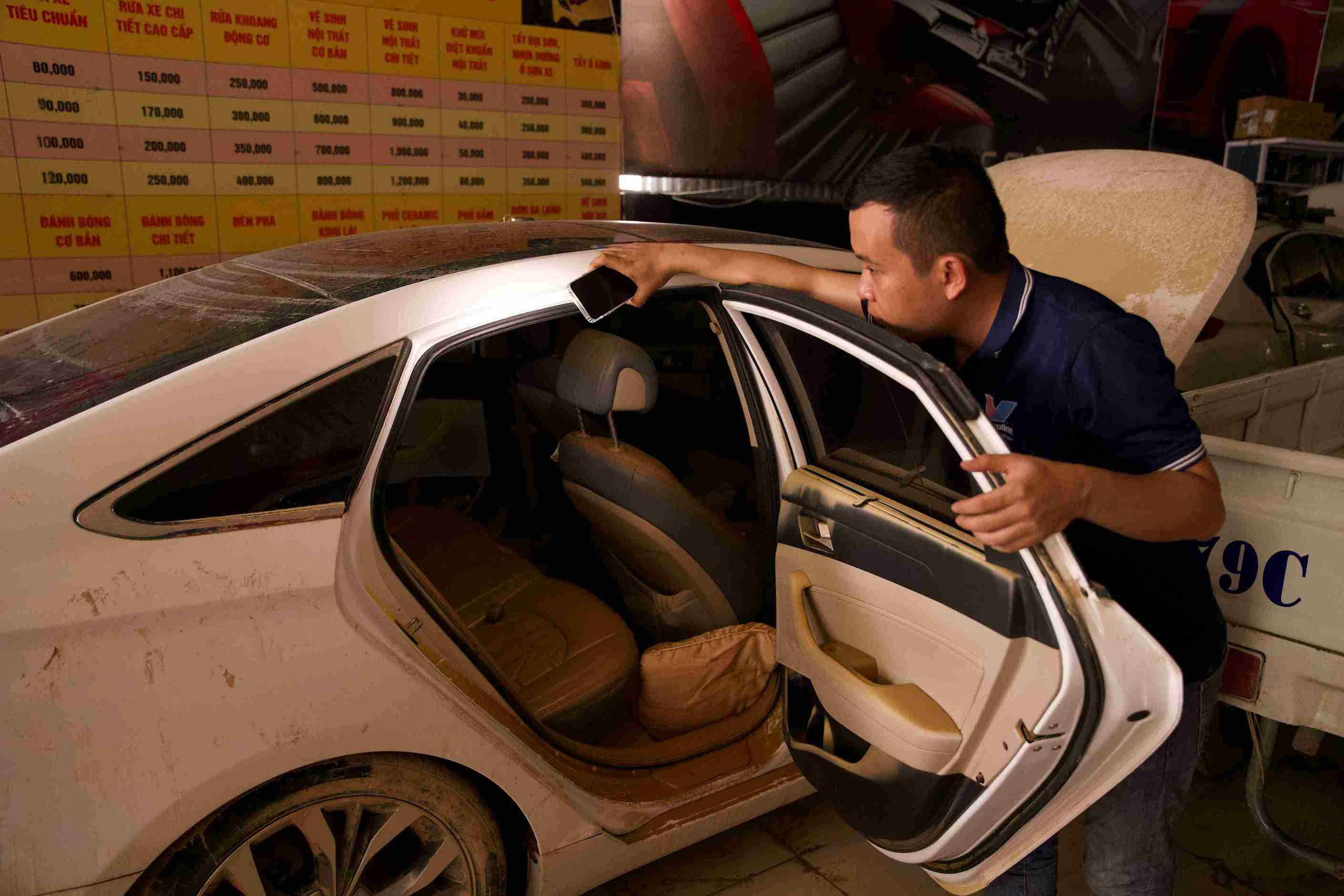 Tran mua lon keo dai khien nhieu noi o Khanh Hoa chim trong bien nuoc. Ngoai thiet hai nang ve tai san, hang tram phuong tien bi nuoc nhan chim khien noi that, dong co bam day bun, boc mui am moc, qua trinh ve sinh – thao lap mat nhieu thoi gian. 