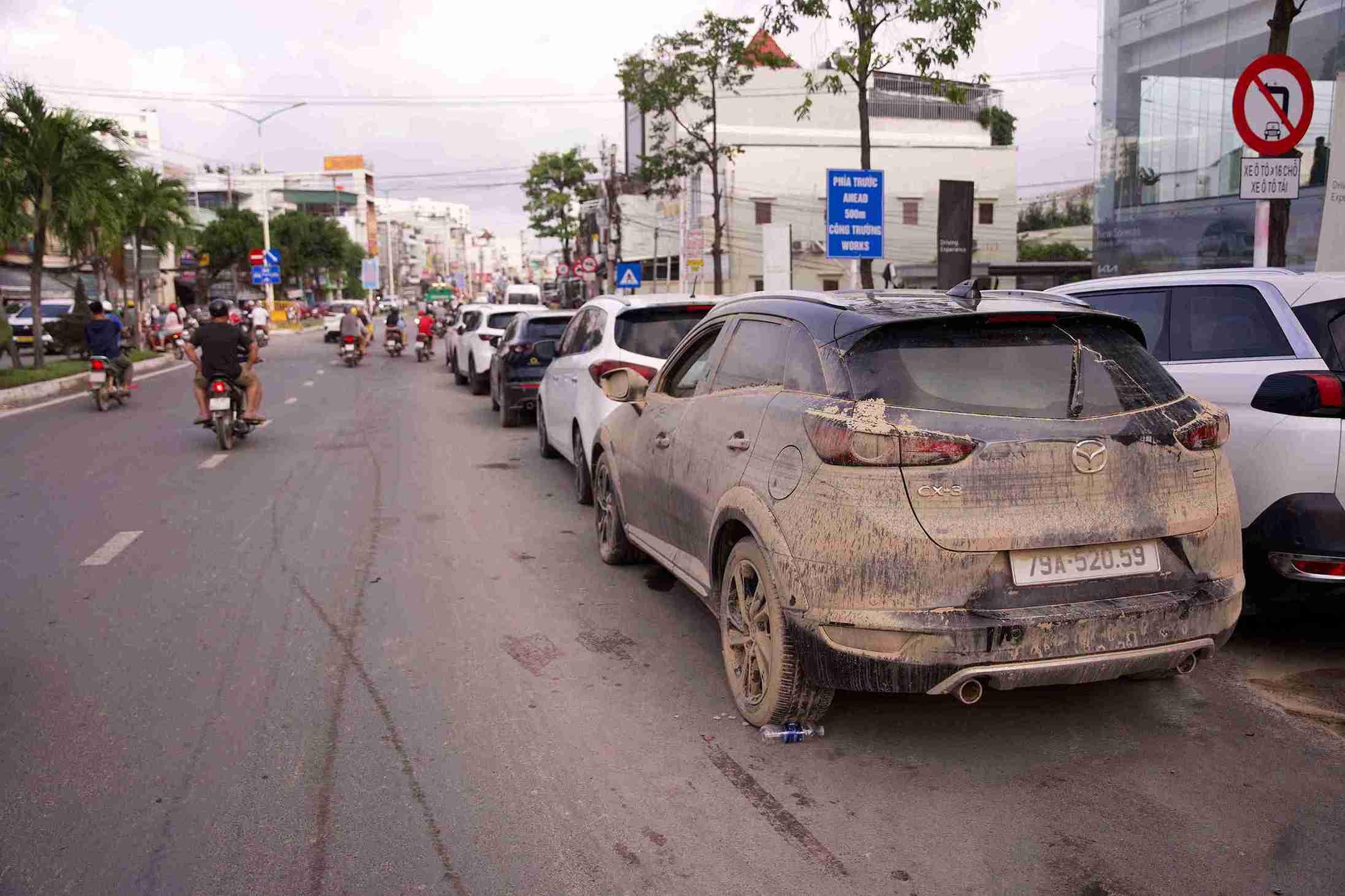 Ngay 25.11, doc tuyen duong 23 Thang 10 (Nha Trang), hang chuc oto bi ngap nuoc, phu day bun dat duoc dua den cac tiem sua chua cho xu ly. Nhieu co so phai huy dong them nhan cong de kip tien do tra xe cho khach.  