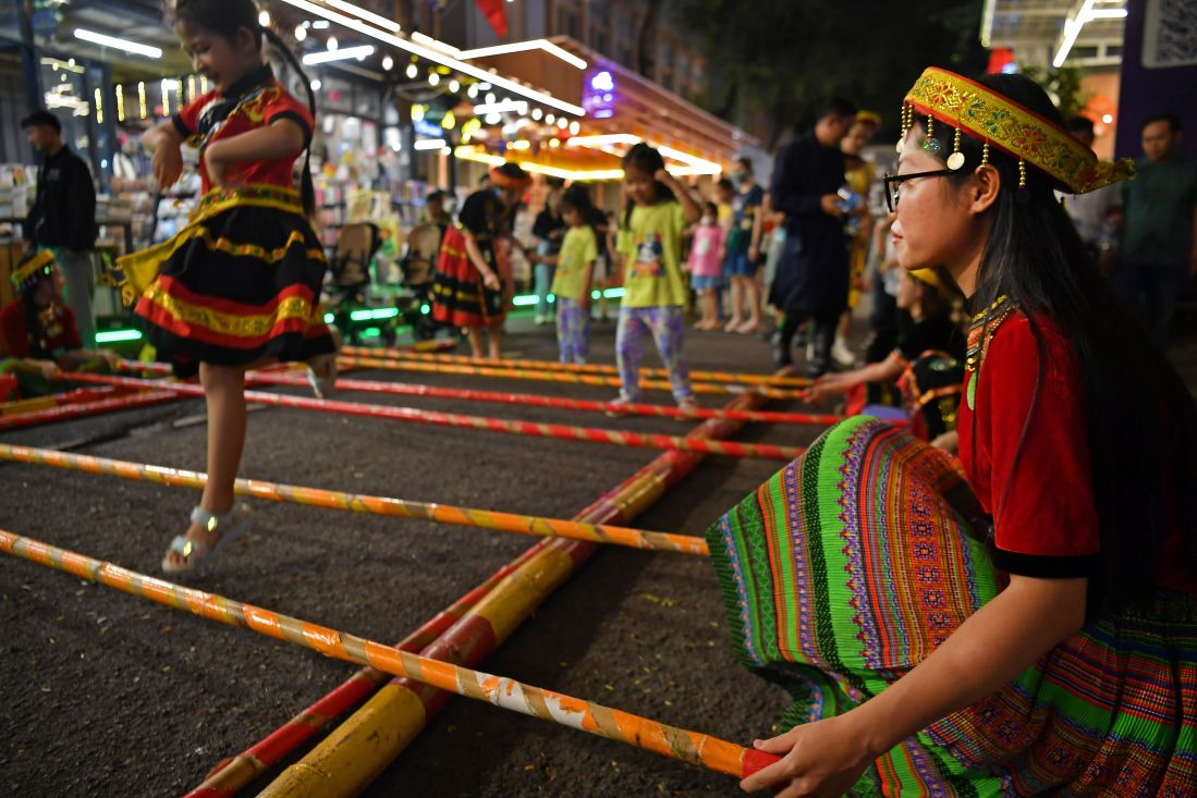 Mua sap tren pho. Anh: Viet Van