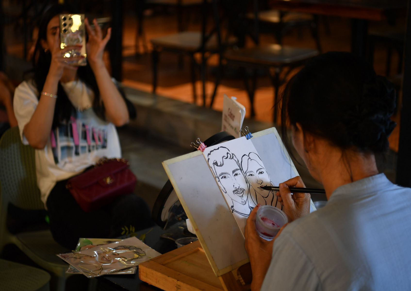 Ve ky hoa tren duong sach. Anh: Viet Van