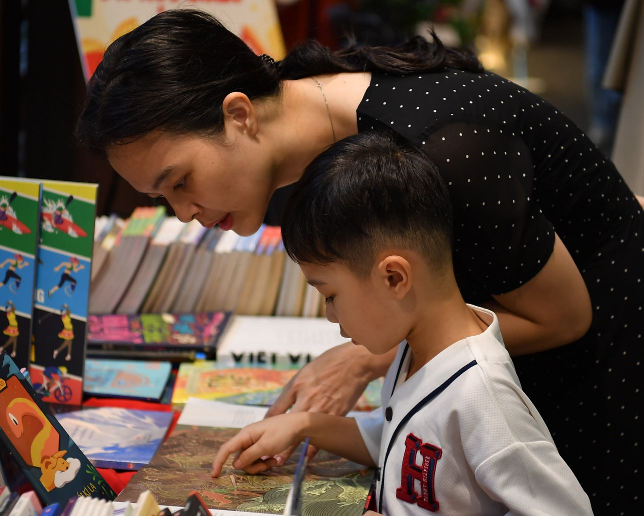 Hai me con tren duong sach Nguyen Van Binh. Anh: Viet Van