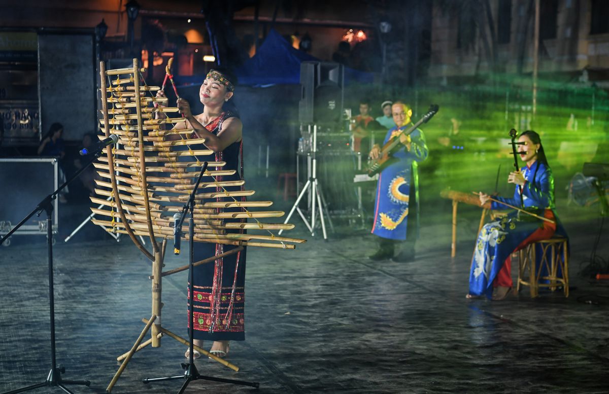 Bieu dien dan T’rung va nhac cu dan toc truoc cua Buu dien thanh pho toi cuoi tuan. Anh: Viet Van