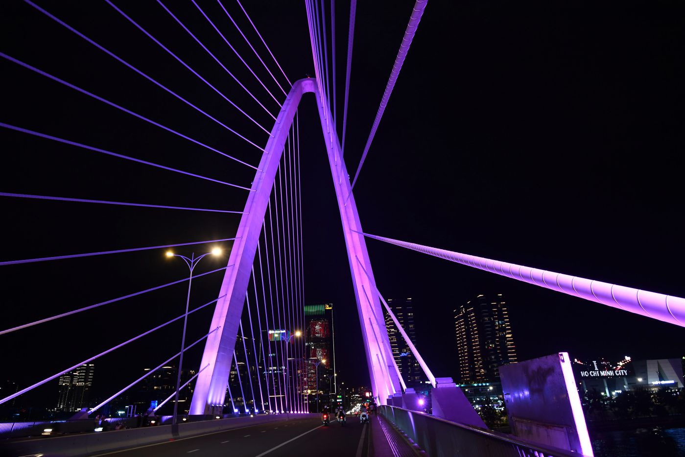 Ve dep cua cau Ba Son trong dem. Anh: Viet Van