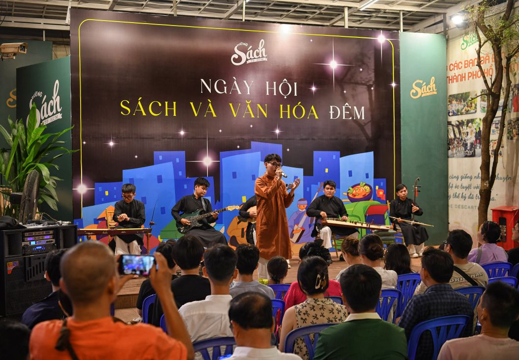Ngay hoi sach va van hoa dem. Anh: Viet Van 
