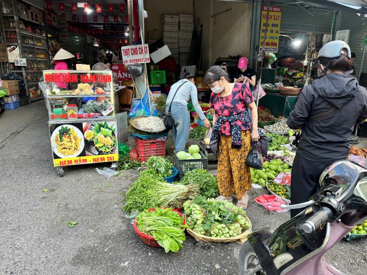 Los precios de las verduras suben bruscamente los ingresos no aumentan los trabajadores endurecen los gastos e incluso recortan las verduras en cada comida. Foto: Quynh Chi