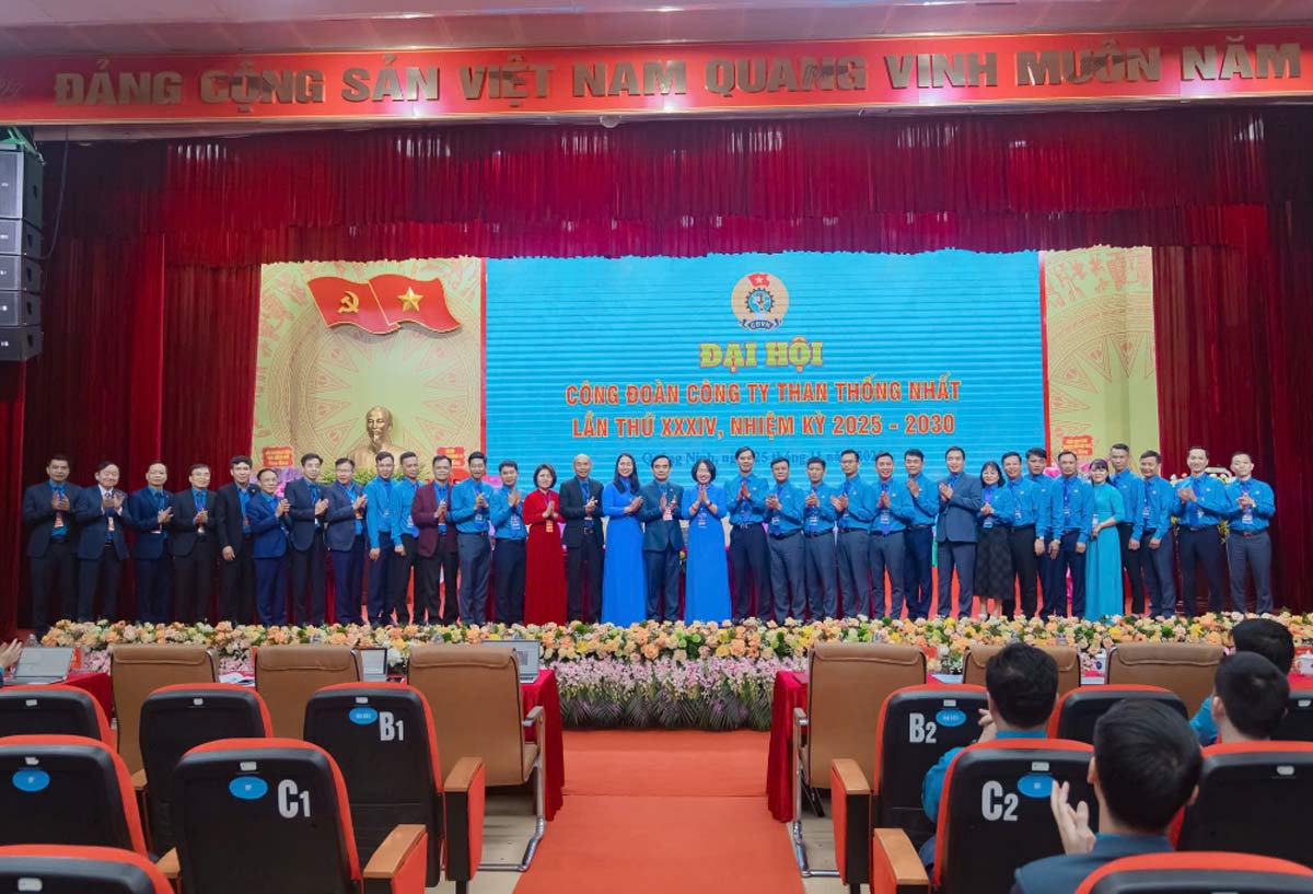 Lanh dao Cong doan TKV, lanh dao Cong ty va dai bieu chuc mung BCH Cong doan cong ty khoa XXXIV. Anh: Than Thong Nhat