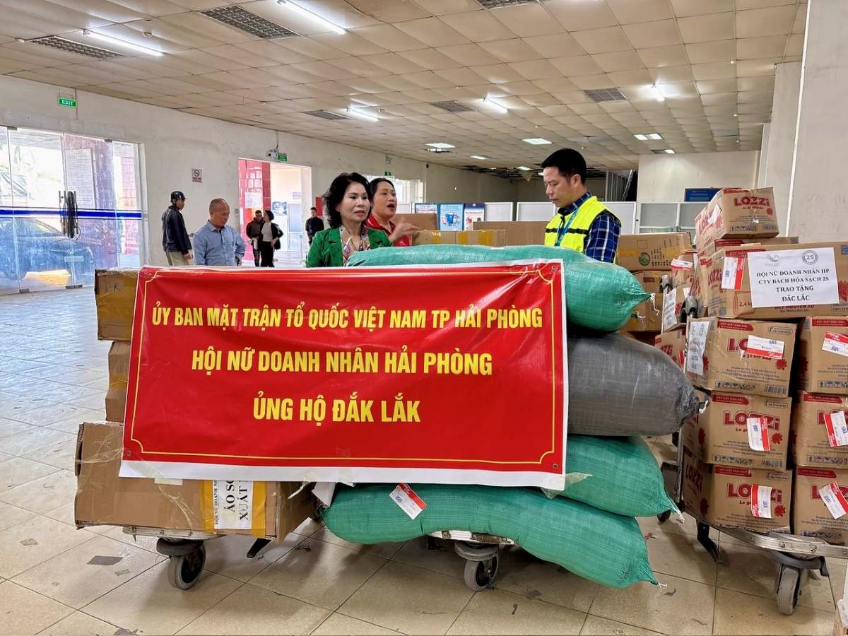 3トン以上の貨物が航空機で輸送され、洪水被災地の同胞に質の高い支援を提供しています。写真:ハイフォンTTDT支局