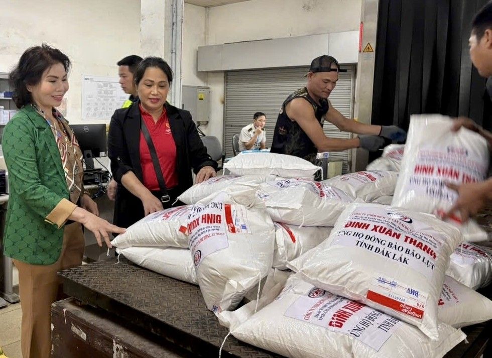 Hoi Nu doanh nhan Hai Phong huy dong hang hoa, nhu yeu pham ho tro dong bao o vung thiet hai do mua, lu. Ảnh: Cong TTDT Hai Phong