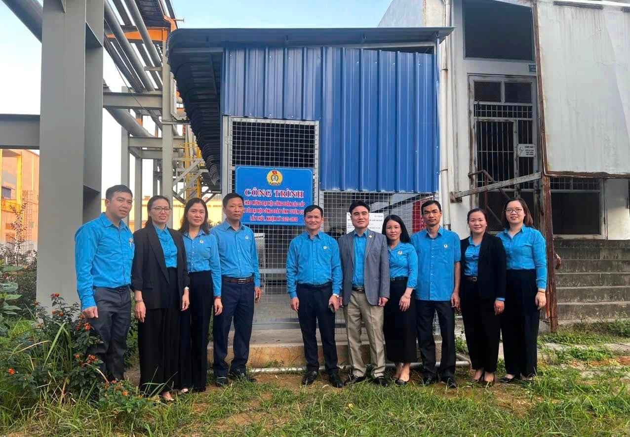 Los delegados colocan señales de obras para celebrar el Congreso Sindical. Foto: Sindicato de Tuyen Quang
