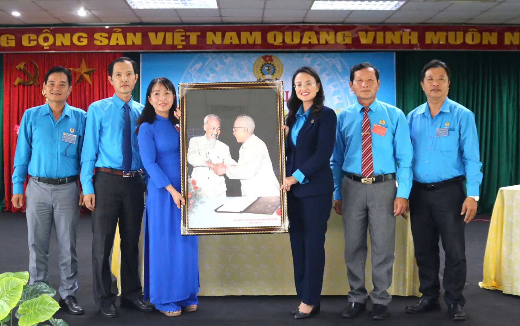 LDLD TP Can Tho tang tranh chuc mung dai hoi. Anh: Diem Trinh