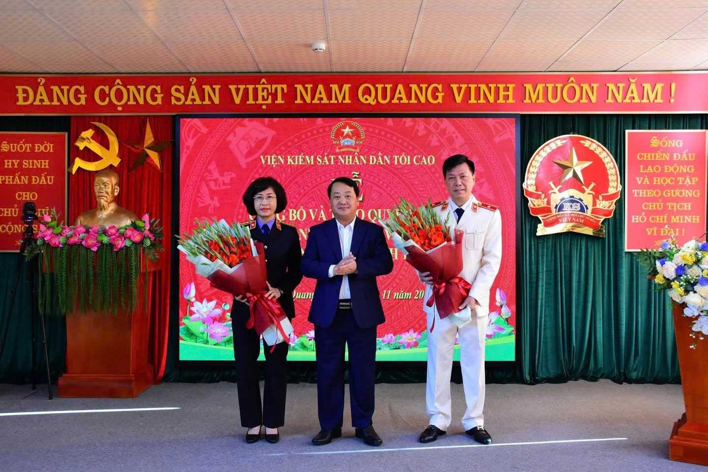 Ly Van Huan 씨(오른쪽 표지)가 뚜옌꽝성 인민검찰원 원장 직책 임명 결정을 받고 있습니다. 사진: Minh Hoa.