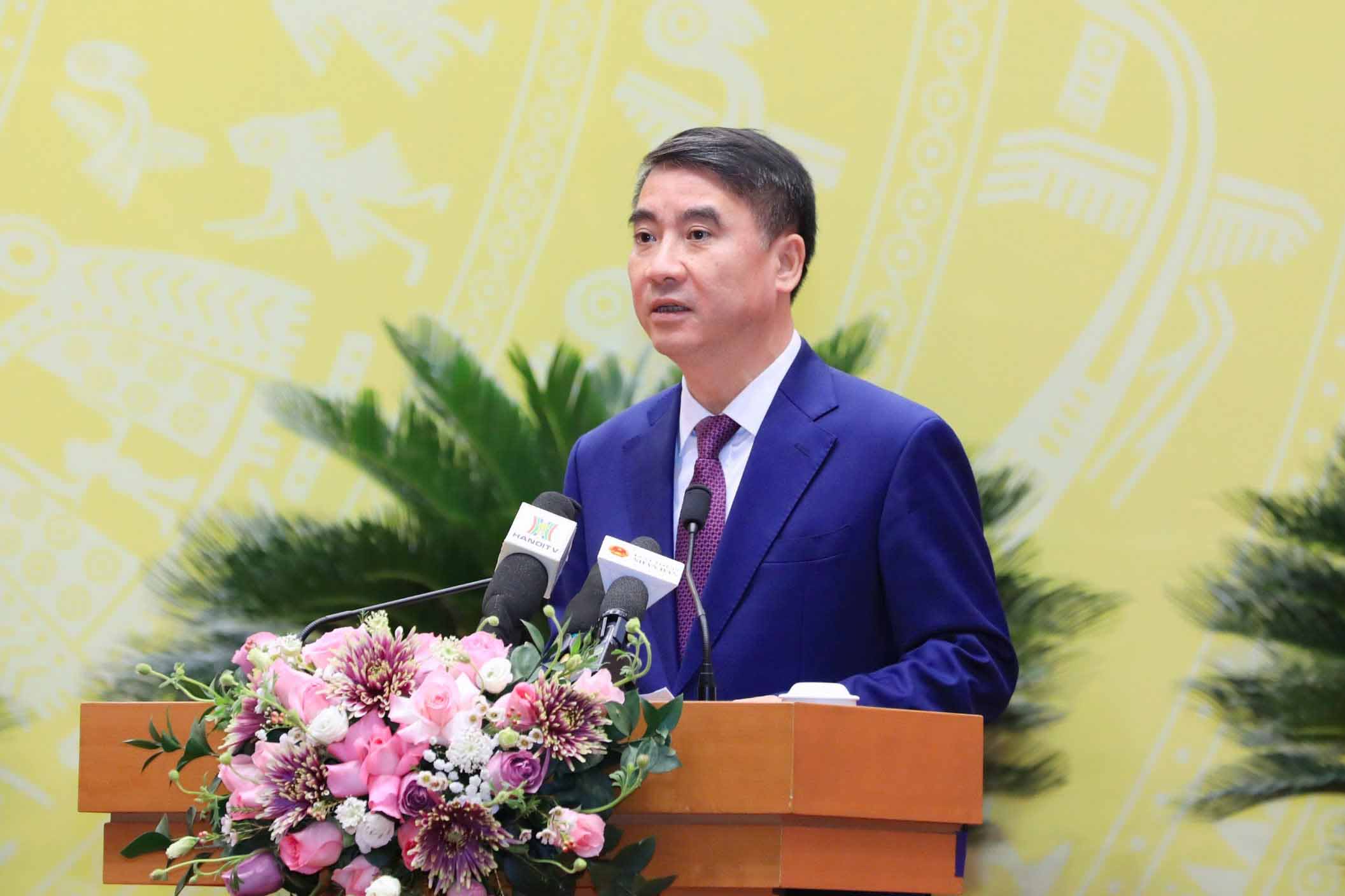 Ha Noi市人民委員会のグエン・スアン・リュウ副委員長が会期で報告書を発表。写真:Viet Thanh