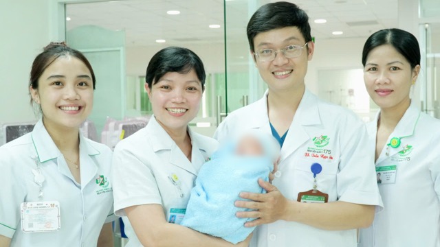 産婦と赤ちゃんは、子宮破裂救急手術後、現在健康状態が安定しています。写真:BVCC