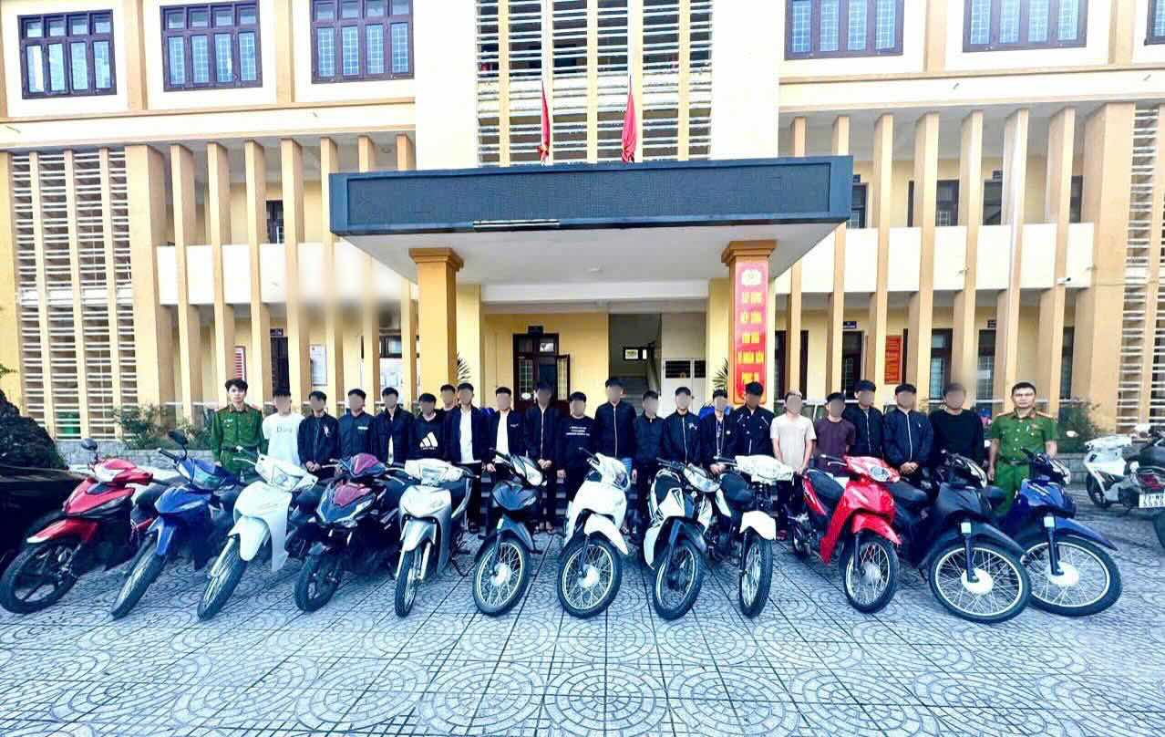 A group of young men driving a car in a row on the street were asked to come to the authorities to work. Photo: Dong Hoi Ward Police