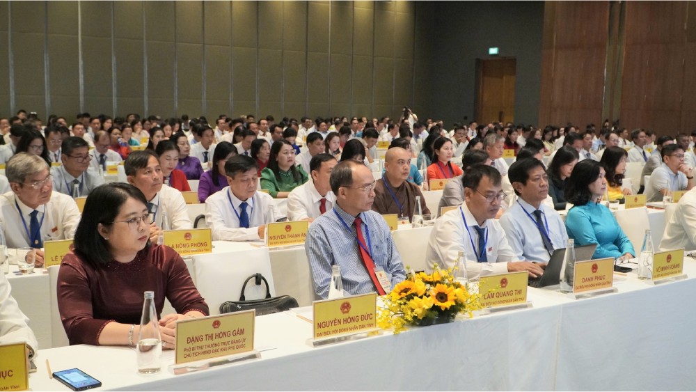 アンザン省人民評議会は、2021年から2026年までの2レベルの省人民評議会の活動における経験を交換する会議を開催した。写真: グエン・アン