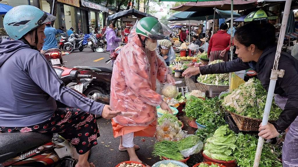 Las verduras en los mercados centrales de la provincia de Quang Ngai ya no son tan diversas como antes y los precios de venta tambien han aumentado vertiginosamente. Foto: Vien Nguyen