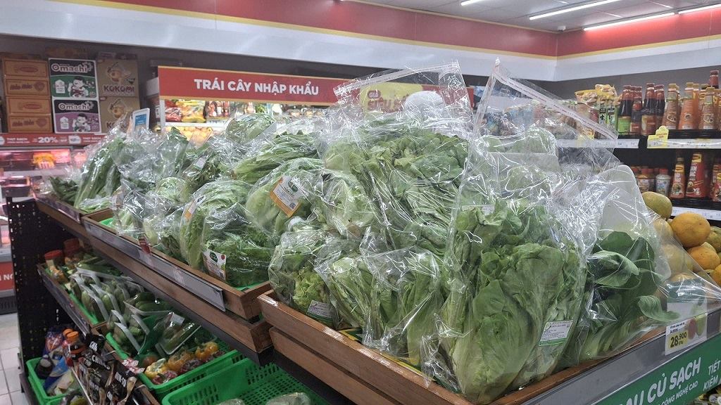 Rau o cac sieu thi cung khong con da dang nhu truoc, gia ban cung tang hon. Anh: Vien Nguyen