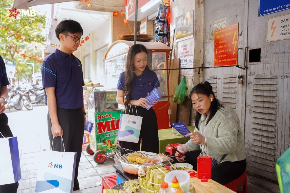 Nhan vien MB huong dan tieu thuong cho Hom chuyen doi so. Anh: MB