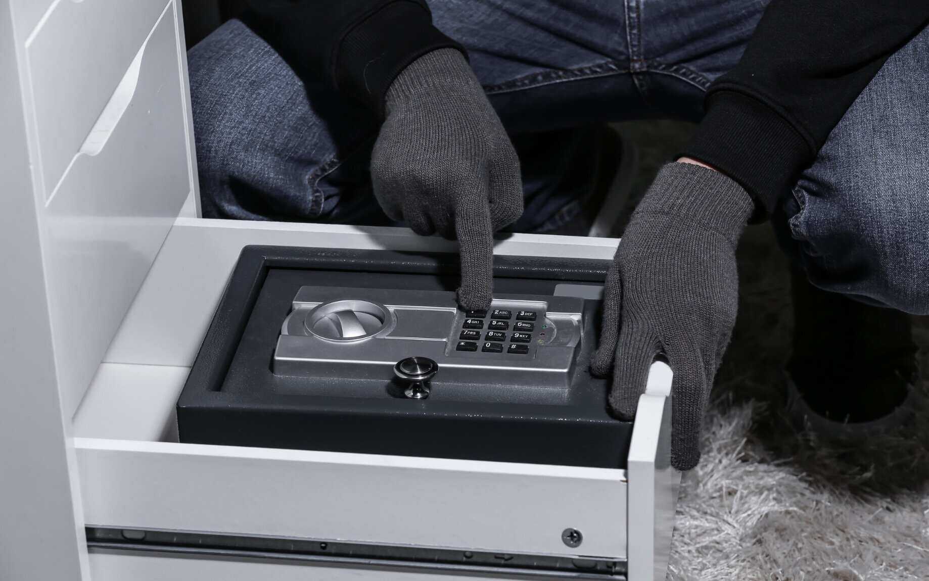 The Thai youth believed the scam to steal more than 5.5 billion VND from his mother. Graphics: Anh Vu