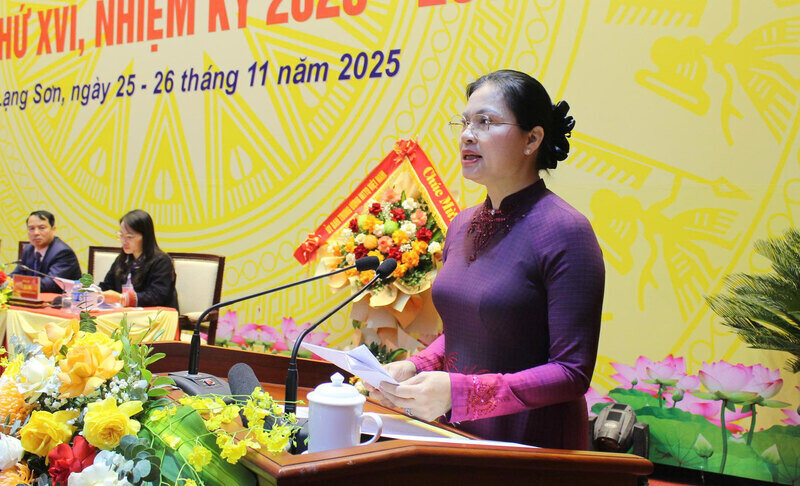 La Sra. Ha Thi Nga - Vicepresidenta del Comite Central del Frente de la Patria de Vietnam asistio y pronuncio un discurso de direccion en el XVI Congreso de Diputados del Frente de la Patria de Vietnam de la provincia de Lang Son mandato 2025 - 2030. Foto: Khanh Linh
