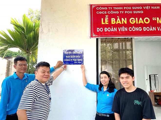 Cong doan co so Cong ty TNHH Pousung Viet Nam o Khu cong nghiep Bau Xeo, xa An Vien, tinh Dong Nai trao Mai am cong doan cho cong nhan. Anh: HAC